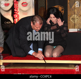 18 novembre 2010 - Hollywood, Californie, États-Unis - Nov 18, 2010 - Hollywood, Californie, USA - Cher honoré avec la main et l'Empreinte cérémonie tenue à la Mann Chinese Theatre. (Crédit Image : © Lisa O'Connor/ZUMAPRESS.com) Banque D'Images