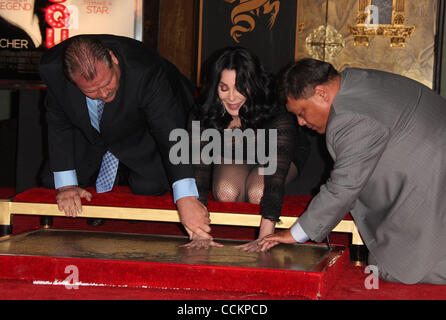 18 novembre 2010 - Hollywood, Californie, États-Unis - Nov 18, 2010 - Hollywood, Californie, USA - Cher honoré avec la main et l'Empreinte cérémonie tenue à la Mann Chinese Theatre. (Crédit Image : © Lisa O'Connor/ZUMAPRESS.com) Banque D'Images