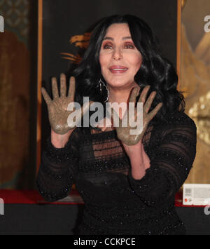 18 novembre 2010 - Hollywood, Californie, États-Unis - Nov 18, 2010 - Hollywood, Californie, USA - Cher honoré avec la main et l'Empreinte cérémonie tenue à la Mann Chinese Theatre. (Crédit Image : © Lisa O'Connor/ZUMAPRESS.com) Banque D'Images