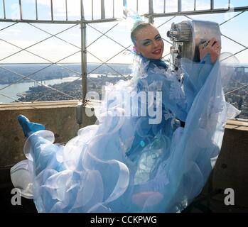 19 novembre 2010 - Manhattan, New York, États-Unis - ''Wintuk'' par Le Cirque Du Soleil hoops interprète et contorsionniste ELENA LEV effectue sur l'observatoire du 86e étage de l'Empire State Building. ''Wintuk'' est d'effectuer au théâtre au Madison Square Garden. (Crédit Image : © Bryan Smith/ZUMAPRESS.com) Banque D'Images