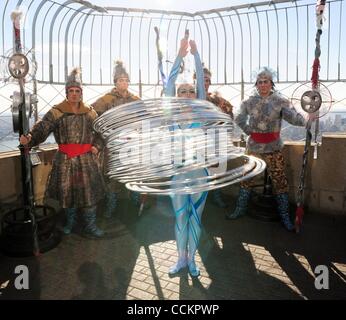 19 novembre 2010 - Manhattan, New York, États-Unis - ''Wintuk'' par Le Cirque Du Soleil hoops interprète et contorsionniste ELENA LEV effectue sur l'observatoire du 86e étage de l'Empire State Building. ''Wintuk'' est d'effectuer au théâtre au Madison Square Garden. (Crédit Image : © Bryan Smith/ZUMAPRESS.com) Banque D'Images