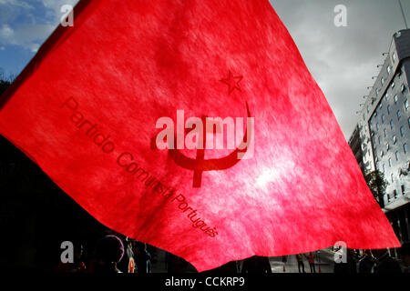 Nov 20, 2010 - Lisbonne, Portugal - Parti Communiste d'un drapeau au cours d'une manifestation contre le sommet de l'OTAN à Lisbonne le 20 novembre 2010. Le sommet de l'OTAN se tient à Lisbonne, durant les 19 et 20 novembre. Il s'agit d'une réunion avec 27 dirigeants de l'UE et les membres de l'OTAN, qui va débattre les questions centrales de proli Banque D'Images