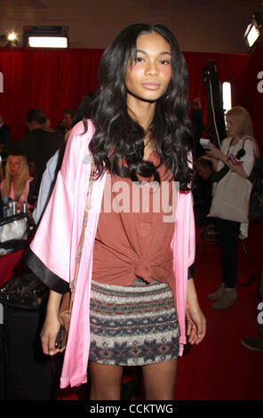 Le 10 novembre 2010 - New York, New York, États-Unis - le 10 novembre 2010, modèle Chanel Iman backstage au 2010 Victoria's Secret Fashion Show qui a eu lieu à l'hôtel Lexington Armory. (Crédit Image : © Kaszerman ZUMApress.com)/Nancy Banque D'Images