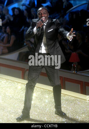 Le 10 novembre 2010 - New York, New York, États-Unis - le 10 novembre 2010, le chanteur AKON effectue sur la piste au 2010 Victoria's Secret Fashion Show qui a eu lieu à l'hôtel Lexington Armory. (Crédit Image : © Kaszerman ZUMApress.com)/Nancy Banque D'Images