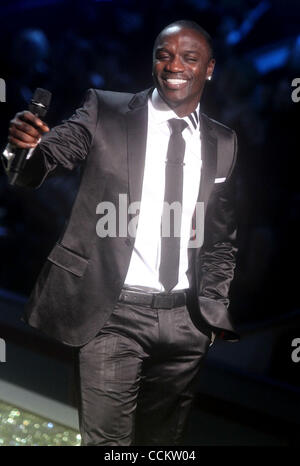 Le 10 novembre 2010 - New York, New York, États-Unis - le 10 novembre 2010, le chanteur AKON effectue sur la piste au 2010 Victoria's Secret Fashion Show qui a eu lieu à l'hôtel Lexington Armory. (Crédit Image : © Kaszerman ZUMApress.com)/Nancy Banque D'Images