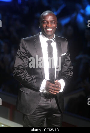 Le 10 novembre 2010 - New York, New York, États-Unis - le 10 novembre 2010, le chanteur AKON effectue sur la piste au 2010 Victoria's Secret Fashion Show qui a eu lieu à l'hôtel Lexington Armory. (Crédit Image : © Kaszerman ZUMApress.com)/Nancy Banque D'Images