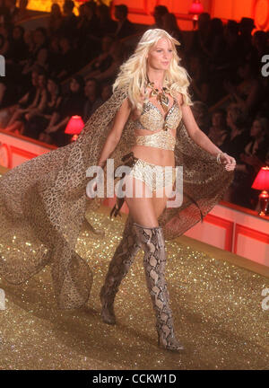 Le 10 novembre 2010 - New York, New York, États-Unis - le 10 novembre 2010, le modèle CAROLINE WINBERG promenades la piste au 2010 Victoria's Secret Fashion Show qui a eu lieu à l'hôtel Lexington Armory. (Crédit Image : © Kaszerman ZUMApress.com)/Nancy Banque D'Images