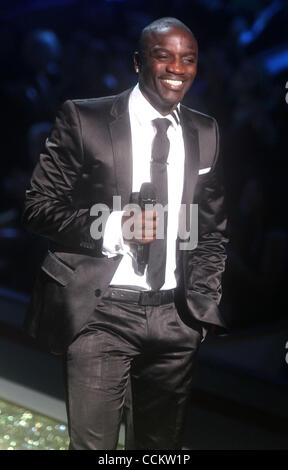 Le 10 novembre 2010 - New York, New York, États-Unis - le 10 novembre 2010, le chanteur AKON effectue sur la piste au 2010 Victoria's Secret Fashion Show qui a eu lieu à l'hôtel Lexington Armory. (Crédit Image : © Kaszerman ZUMApress.com)/Nancy Banque D'Images