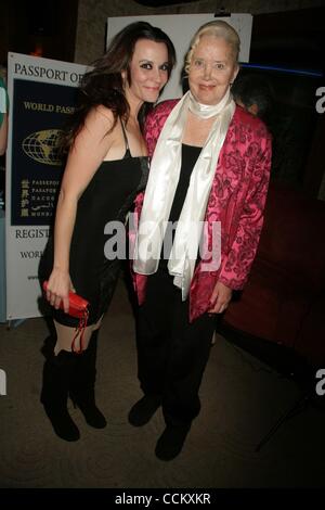 11 novembre 2010 - Hollywood, Californie, États-Unis - J14794CHW .New York International Film Festival de Los Angeles rend hommage Sally Kirkland .Aqua Lounge, Beverly Hills, CA .11/11/2010 .AVRIL DIGORGIO ET SALLY KIRKLAND . 2010 ..... ..TONY PARKER ET Crédit : Image(Â© Clinton Wallace/Globe Photos/ZUMA Banque D'Images