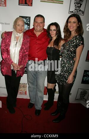 11 novembre 2010 - Hollywood, Californie, États-Unis - J14794CHW .New York International Film Festival de Los Angeles rend hommage Sally Kirkland .Aqua Lounge, Beverly Hills, CA .11/11/2010 .SALLY KIRKLAND ET JOE E. GOODAVAGE - DIRECTEUR, AVRIL DIGIORGIO ET SILVIA SUVADOVA . 2010 ..... ..TONY PARKER ET Banque D'Images