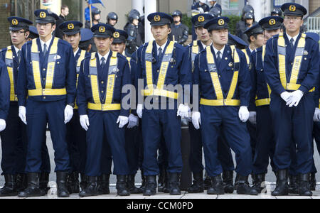 13 novembre 2010 - Yokohama, Japon - les hommes de la police monte la garde lors de l'APEC à Yokohama, au Japon. Le sommet de l'APEC est tenue les 13 et 14 novembre. (Crédit Image : © Junko Kimura/Jana Press/ZUMApress.com) Banque D'Images