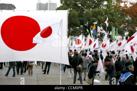 13 novembre 2010 - Yokohama, Japon - Les militantes protester contre l'APEC à Yokohama, au Japon alors que la réunion des dirigeants de l'APEC sont réunis pour assister aux réunions et sessions. Le sommet de l'APEC est tenue les 13 et 14 novembre. (Crédit Image : © Shugo Takemi/Jana Press/ZUMApress.com) Banque D'Images