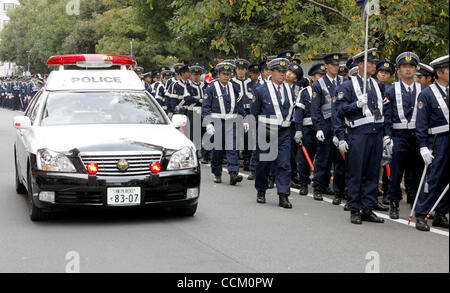 13 novembre 2010 - Yokohama, Japon - les policiers montent la garde à l'APEC à Yokohama, au Japon. Le sommet de l'APEC est tenue les 13 et 14 novembre. (Crédit Image : © Shugo Takemi/Jana Press/ZUMApress.com) Banque D'Images