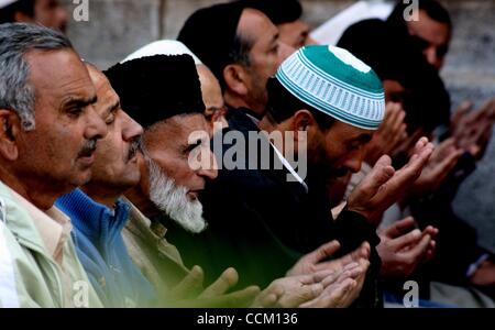 Nov 13, 2010 - Cachemire, Srinagar, Inde - hommes musulmans du Cachemire prier à l'extérieur du sanctuaire de Shah Hamadan, sur sa mort anniversaire à Srinagar, la capitale d'été du Cachemire indien. Des milliers de dévots musulmans soufis du Cachemire se pressaient le culte de Saint Hamdani, qui a voyagé en cachemire de l'Iran à spr Banque D'Images