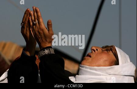 Nov 13, 2010 - Cachemire, Srinagar, Inde - une femme musulmane du Cachemire prie à l'extérieur le sanctuaire de Shah Hamadan, sur sa mort anniversaire à Srinagar, la capitale d'été du Cachemire indien. Des milliers de dévots musulmans soufis du Cachemire se pressaient le culte de Saint Hamdani, qui a voyagé au Cachemire d'Iran t Banque D'Images