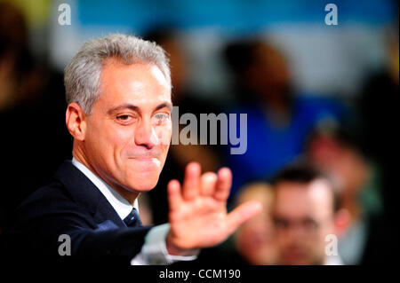 Nov 13, 2010 - Chicago, Illinois, États-Unis - Rahm Emanuel annonce sa candidature pour le poste de maire de Chicago à l'école John C. Coonley le samedi, Novembre 13, 2010. Initialement ater à son effacement comme admissibles à exécuter pour le maire (son admissibilité a été contesté sur la base de son absence de la résidence à Chicago Banque D'Images