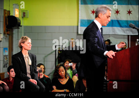 Nov 13, 2010 - Chicago, Illinois, États-Unis - Rahm Emanuel annonce sa candidature pour le poste de maire de Chicago à l'école John C. Coonley le samedi, Novembre 13, 2010. Initialement ater à son effacement comme admissibles à exécuter pour le maire (son admissibilité a été contesté sur la base de son absence de la résidence à Chicago Banque D'Images