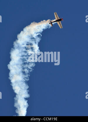 13 novembre 2010 - Las Vegas, Nevada, USA - Tim Weber volant son 300S''effectue au cours de la Nation d'Aviation Air Show 2010 à Nellis Air Force Base Samedi 13 Novembre 2010 à Las Vegas au Nevada. (Crédit Image : © David Becker/ZUMApress.com) Banque D'Images