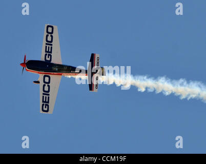 13 novembre 2010 - Las Vegas, Nevada, USA - Tim Weber volant son 300S''effectue au cours de la Nation d'Aviation Air Show 2010 à Nellis Air Force Base Samedi 13 Novembre 2010 à Las Vegas au Nevada. (Crédit Image : © David Becker/ZUMApress.com) Banque D'Images