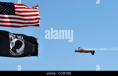 13 novembre 2010 - Las Vegas, Nevada, USA - Tim Weber volant son 300S''effectue au cours de la Nation d'Aviation Air Show 2010 à Nellis Air Force Base Samedi 13 Novembre 2010 à Las Vegas au Nevada. (Crédit Image : © David Becker/ZUMApress.com) Banque D'Images