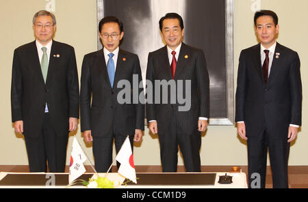 13 novembre 2010 - Yokohama, Japon - (G à D) Le ministre des Affaires étrangères sud-coréen Kim Sung-hwan, président sud-coréen Lee Myung-bak, le Premier ministre japonais Naoto Kan et le Ministre japonais des affaires étrangères Seiji Maehara posent pour les photos après la cérémonie de signature au Sommet de l'APEC, le 14 novembre 2010 à Yokohama, Banque D'Images