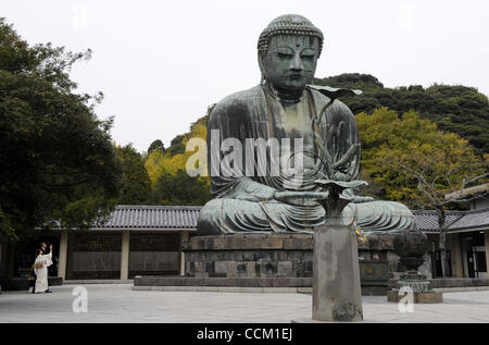 13 novembre 2010 - Kamakura, Japon - Le président américain Barack Obama reçoit des explications par Michiko Sato (L), directeur de l'Kotoku-in Temple, alors qu'il visite le Grand Bouddha de Kamakura à Kamakura, préfecture de Kanagawa, Japon, 14 novembre 2010. Obama a visité le temple en marge du sommet de l'APEC. Banque D'Images