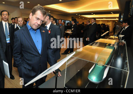 13 novembre 2010 - Yokohama, Japon - Le président russe Dmitri Medvedev ressemble à l'E5, le Shinkansen bullet train, qui tourne à 320 km/h, le plus rapide au Japon au cours de la Sommet de l'APEC, le 14 novembre 2010 à Yokohama, Japon Le sommet de l'APEC est tenue les 13 et 14 novembre. (Crédit Image : © Jana Press/ZUMApress.co Banque D'Images