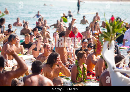 14 novembre, 2010. Kauai. ANDY IRONS paddle memorial. KALA ALEXANDER, Andy's godfather (crédit Image : Noyle/A-Frame/ZUMAPRESS.com) Banque D'Images