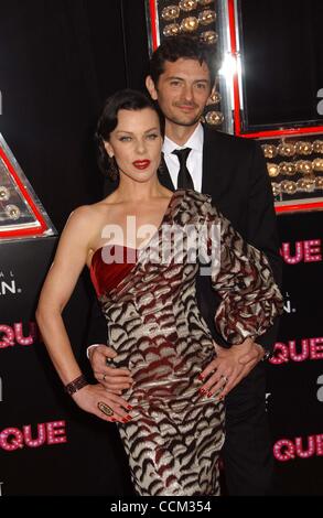 Le 15 novembre 2010 - Hollywood, Californie, États-Unis - DEBI MAZAR & MARI .assistant à la première de Los Angeles ''BURLESQUE'' tenue à l'Grauman's Chinese Theatre à Hollywood, Californie Le 15 novembre 2010. 2010.I15010PR(Image Crédit : © Phil Roach/Photos/ZUMApress.com) Globe Banque D'Images