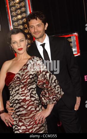 Le 15 novembre 2010 - Hollywood, Californie, États-Unis - DEBI MAZAR & MARI .assistant à la première de Los Angeles ''BURLESQUE'' tenue à l'Grauman's Chinese Theatre à Hollywood, Californie Le 15 novembre 2010. 2010.I15010PR(Image Crédit : © Phil Roach/Photos/ZUMApress.com) Globe Banque D'Images