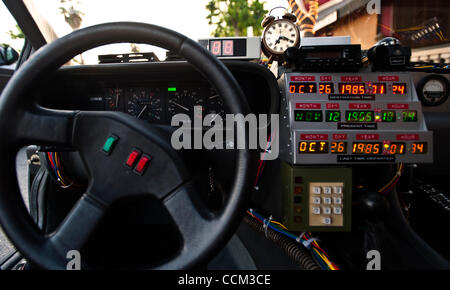 04 nov., 2010 - Sherman Oaks, Californie, USA - Détail de l'intérieur de ce qui est censé être le plus précis de la réplique de la 'Back to the Future' time machine DeLorean. La voiture, appartenant à Joe Walser, plus des centaines d'autres articles souvenirs hollywoodiens, seront sur le bloc à un profil Banque D'Images