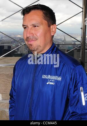 Le 5 novembre 2010 - Manhattan, New York, États-Unis - Sauvé mineur chilien EDISON PENA tours l'Observatoire du 86e étage de l'Empire State Building 1 050 pieds après avoir passé 69 jours 2 300 pieds sous terre, ou deux fois la hauteur de l'Empire State Building (crédit Image : © Bryan Smith/ZUMApress.com) Banque D'Images