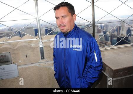 Le 5 novembre 2010 - Manhattan, New York, États-Unis - Sauvé mineur chilien EDISON PENA tours l'Observatoire du 86e étage de l'Empire State Building 1 050 pieds après avoir passé 69 jours 2 300 pieds sous terre, ou deux fois la hauteur de l'Empire State Building (crédit Image : © Bryan Smith/ZUMApress.com) Banque D'Images