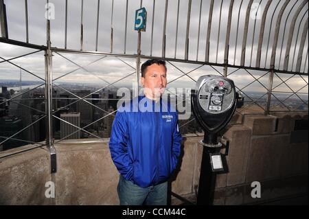 Le 5 novembre 2010 - Manhattan, New York, États-Unis - Sauvé mineur chilien EDISON PENA tours l'Observatoire du 86e étage de l'Empire State Building 1 050 pieds après avoir passé 69 jours 2 300 pieds sous terre, ou deux fois la hauteur de l'Empire State Building (crédit Image : © Bryan Smith/ZUMApress.com) Banque D'Images
