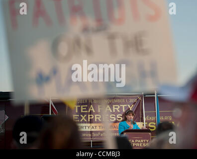 Oct 31, 2010 - Washington, District of Columbia, États-Unis - Plateau partisans réunis sur le Wilmington riverfront dimanche pour l'arrivée de la Tea Party Express lors d'un rassemblement républicain pour le candidat au Sénat Christine O'Donnell. (Crédit Image : ©/ZUMApress.com) Marovich Pete Banque D'Images