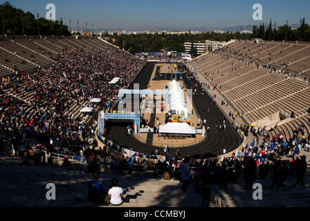 31 octobre 2010 - Athènes, Grèce - Panathenaikon stadium est la finition pour le 28ème Marathon classique d'Athènes (crédit Image : © Vafeiadakis ZUMApress.com) Aristidis/ Banque D'Images
