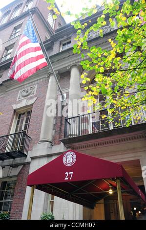Oct 25, 2010 - Manhattan, New York, USA - l'ancien gouverneur de New York, Eliot Spitzer, a été rejeté à l'adhésion du Harvard Club de New York. Spitzer, un 1984 Diplômé de la Harvard Law School, aurait été rejetée parce que les fonctionnaires du club ne souhaitent pas être associés avec lui une Banque D'Images