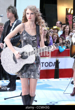 25 octobre 2010 - New York, NY, États-Unis - Taylor Swift effectue sur NBC's "Today Show" au Centre Rockefeller (crédit Image : © Dan Herrick/ZUMAPRESS.com) Banque D'Images