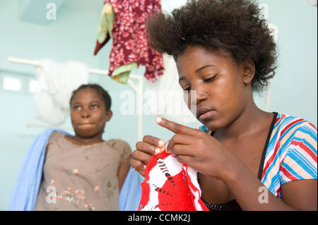 26 octobre 2010 - Mwanza, Tanzanie - le 6 août 2010, Mwanza, Tanzanie - Deux jeunes patientes crochet pratique dans un service de l'Bugando Medical Center après une séance de formation sur l'artisanal des assurés par l'hôpital. Ces deux filles ont souffert d'une fistule - larmes ou trous dans le trac urinaire Banque D'Images