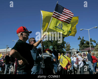 JIMMIE SNIDER (à gauche) et son fils, DOUG SNIDER, tant de Bloomfield, Connecticut, agitent des drapeaux à l'arrêt sur le Tea Party Express à l'échelle nationale IV bus tour. Jimmie a dit qu'il a visité d'autres Tea Party événements, y compris Glenn Beck's août 'Restaurer' rassemblement à Washington. Banque D'Images