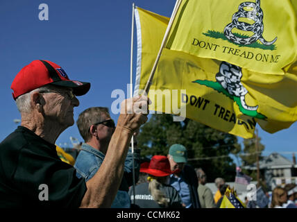 JIMMIE SNIDER (à gauche) et son fils, DOUG SNIDER, tant de Bloomfield, Connecticut, agitent des drapeaux à l'arrêt sur le Tea Party Express à l'échelle nationale IV bus tour. Jimmie a dit qu'il a visité d'autres Tea Party événements, y compris Glenn Beck's août 'Restaurer' rassemblement à Washington. Banque D'Images