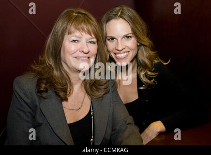 27 octobre 2010 - Hollywood, Californie, États-Unis - Betty Anne Eau et Hilary Swank qui joue dans l'eau ''Conviction'', ensemble à un examen préalable présenté par la chaîne de ''Conviction' (image Crédit : © Jonathan Alcorn/ZUMApress.com) Banque D'Images