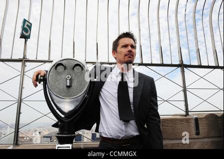 28 octobre, 2010 - Manhattan, New York, États-Unis - Ethan Hawke, acteur nommé Academy-Award et philanthrope lights l'Empire State Building en bleu pour célébrer la ''Men in Blue'' de la Doe Fund est prêt, disposé et capable. (Crédit Image : © Bryan Smith/ZUMApress.com) Banque D'Images