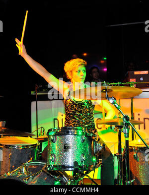 27 octobre 2010 - Neon Trees batteur, ELAINE BRADLEY effectue au cours d'un bal masqué de charité au bénéfice de la musique sauve des vies à la Beatles REVOLUTION LOUNGE au Mirage Hotel & Casino le 27 octobre 2010 à Las Vegas, Nevada. (Crédit Image : © David Becker/ZUMApress.com) Banque D'Images