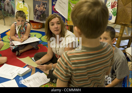 28 octobre, 2010 - Woodstock, GA, USA - Bascomb Elementary School l'enseignement régulier professeur donne des instructions à un étudiant. (Parution du modèle Image Crédit : © Robin Nelson/ZUMAPRESS.com) Banque D'Images