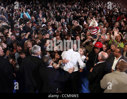 Oct 29, 2010 - Charlottesville, Virginie, États-Unis - Le président américain Barack Obama salue les membres qui assistent à une foule rassemblement pour la campagne 5ème district de Virginie, membre du Congrès Représentant Perriello vendredi à l'Charlottesville Pavilion dans le centre-ville de Charlottesville, en Virginie (crédit Image : © Andrew Shurtleff/ZUMApress.c Banque D'Images