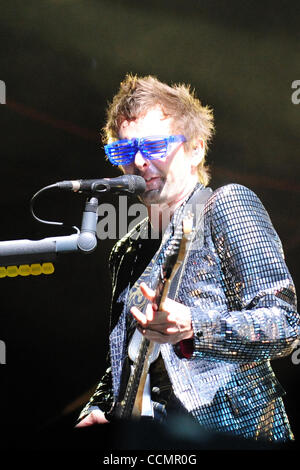 29 octobre 2010 - La Nouvelle Orléans, Louisiane, États-Unis d'Amérique - chanteur du groupe Muse Matthew Bellamy effectue le premier jour de l'expérience à Voodoo 2010 City Park le 29 octobre 2010 à la Nouvelle Orléans, Louisiane. (Crédit Image : © Stacy Revere/ZUMApress.com) Southcreek/mondial Banque D'Images