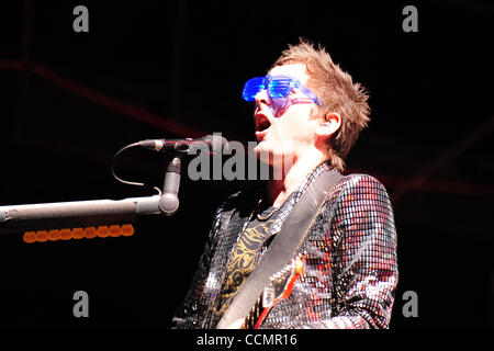 29 octobre 2010 - La Nouvelle Orléans, Louisiane, États-Unis d'Amérique - chanteur du groupe Muse Matthew Bellamy effectue le premier jour de l'expérience à Voodoo 2010 City Park le 29 octobre 2010 à la Nouvelle Orléans, Louisiane. (Crédit Image : © Stacy Revere/ZUMApress.com) Southcreek/mondial Banque D'Images