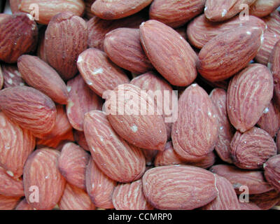 Apr 24, 2004 ; Hermosa Beach, Californie, USA ; bien que petites, les amandes sont un concentré riche en nutriments sains, selon le conseil d'amandes de Californie. Ils sont sans cholestérol, faible en gras saturés et riche en gras monoinsaturés, qui peuvent vous aider à réduire votre "mauvais" cholestérol et maintai Banque D'Images