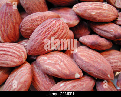 Apr 24, 2004 ; Hermosa Beach, Californie, USA ; bien que petites, les amandes sont un concentré riche en nutriments sains, selon le conseil d'amandes de Californie. Ils sont sans cholestérol, faible en gras saturés et riche en gras monoinsaturés, qui peuvent vous aider à réduire votre "mauvais" cholestérol et maintai Banque D'Images